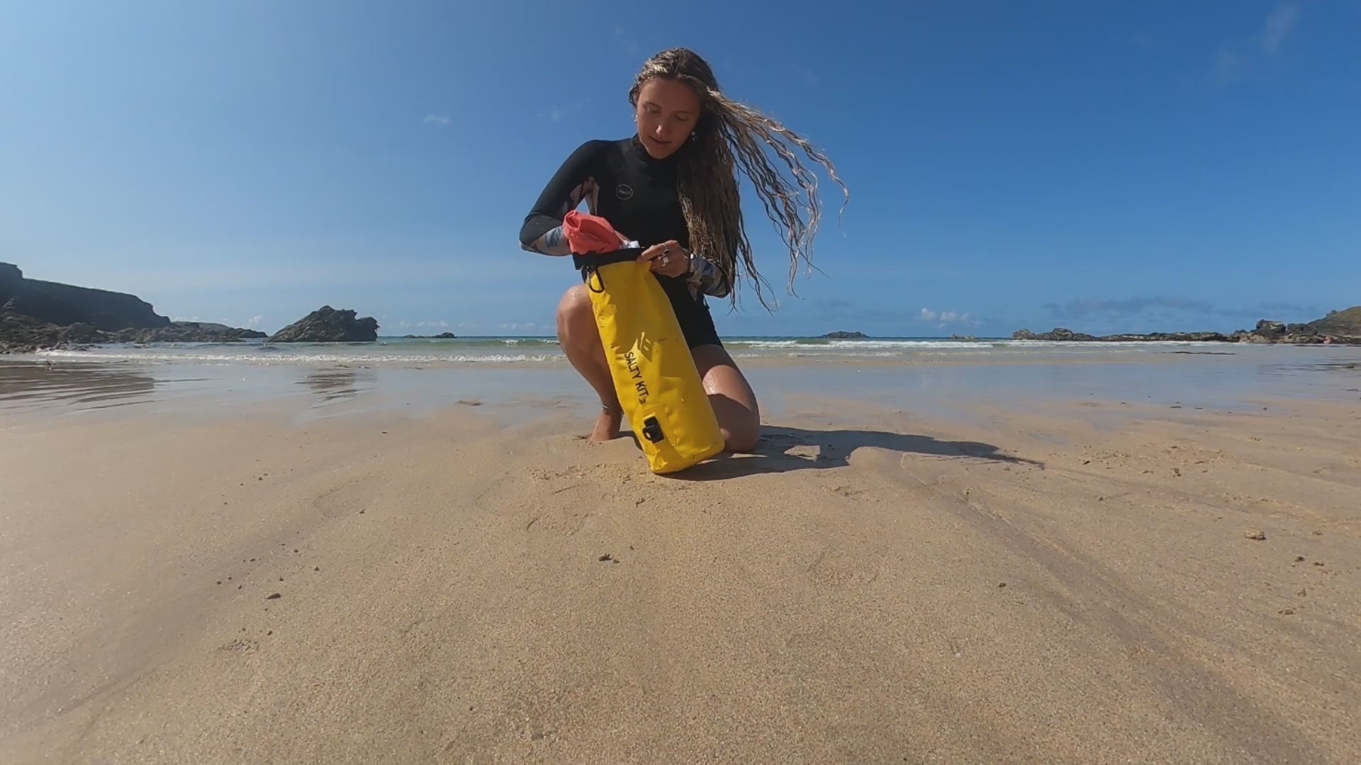 Load video: Demo on how to roll your dry bag by Salty Kit 